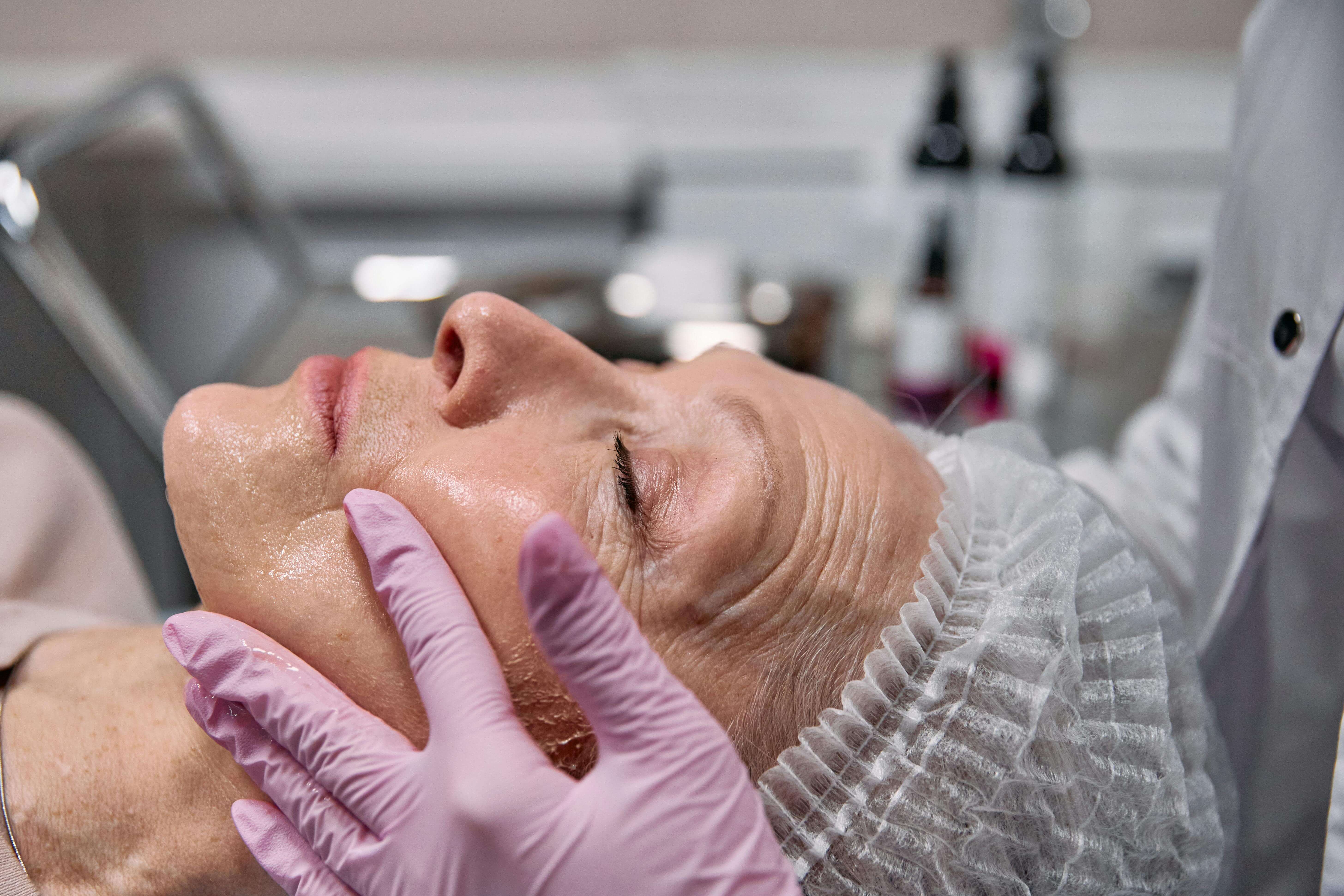 Moderne Hautverjüngung: Laser, Microneedling und HIFU im Vergleich
